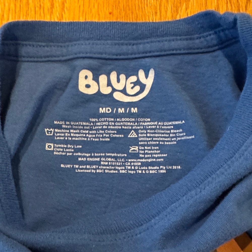 Women’s cut Bluey and Bingo Vibrant Blue Casual Tee Cropped Disney - Picture 3 of 6